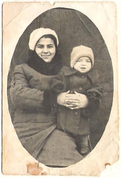 Людмила Асеева на руках у мамы. Такой малюткой она была 22 января 1940 года