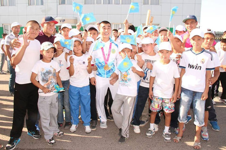 Кызылординцы с почестями встретили чемпиона Олимпиады в Нанкине