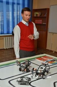 Карагандинские старшеклассники учатся собирать и программировать роботов