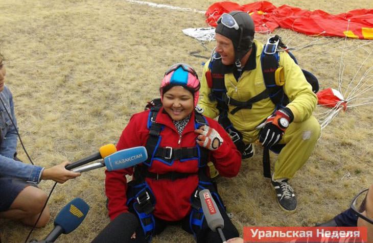 В Уральске девушка, которая не может ходить, совершила прыжок с парашютом