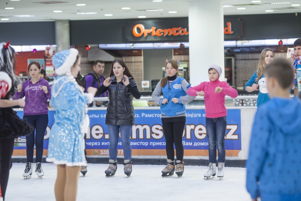 15.12.20-Ramstore.Ice.Skating.04