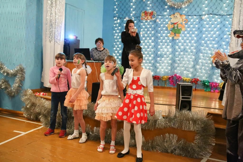 песни детей из детского дома в селе Урюпинка