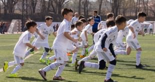 В Алматы мальчишек и девчонок учат тренеры одной из самых знаменитых команд планеты Real Madrid - Даниэль Ландабуру и Хавьер Диас-Агуадо