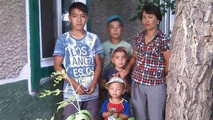 В Павлодарской области два неизвестных мецената подарили дом одинокой матери пятерых детей. Семья осталась без жилья после пожара